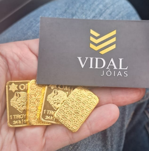 Pequenas barras de ouro acompanhadas do cartão da Vidal Joias