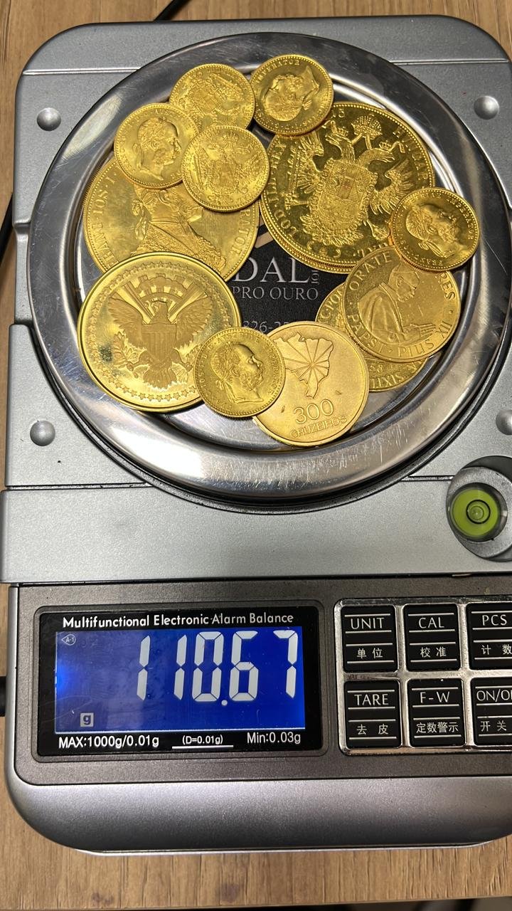 Moedas de ouro sobre balança de avaliação da Vidal Joias